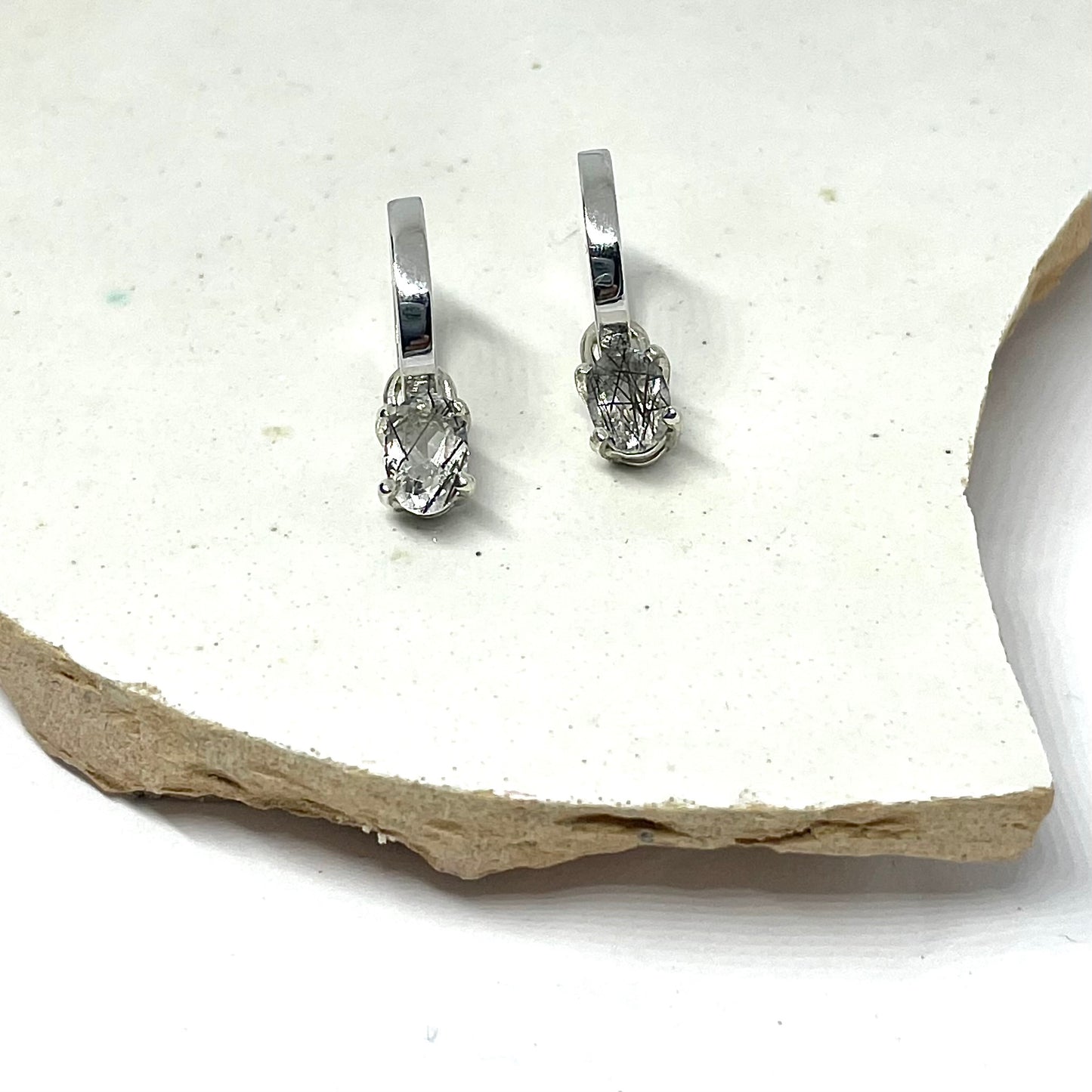 Zilveren oorbellen met zwarte rutielquartz