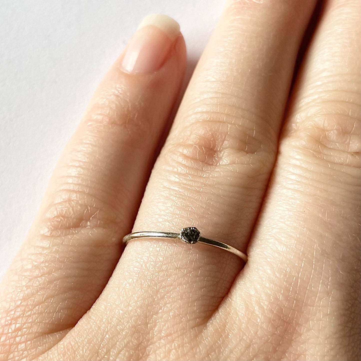Zilveren ring met klein zwart ruw diamantje