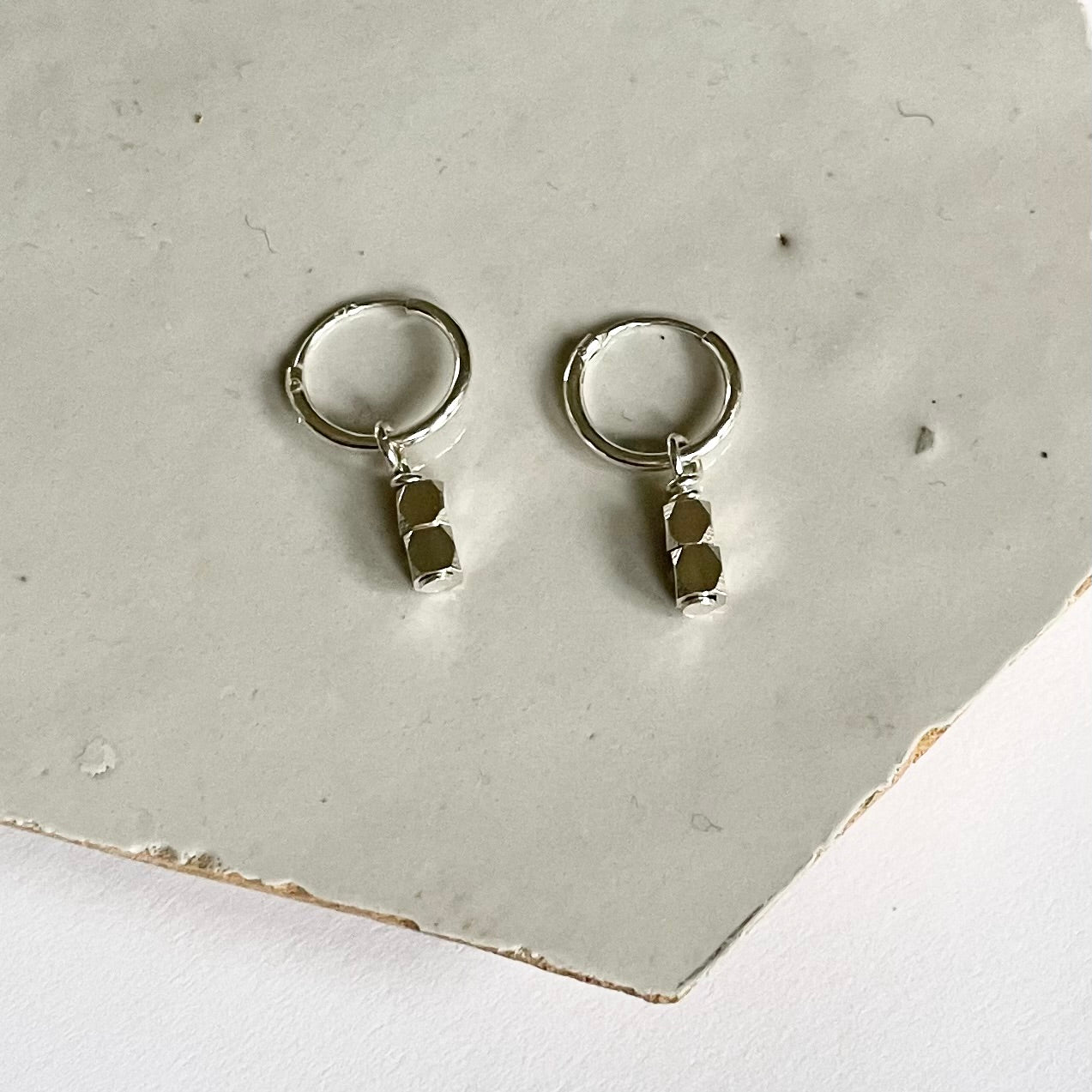 Zilveren oorbellen met facetjes