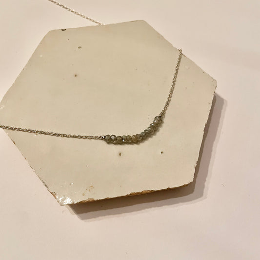 Zilveren collier met witgrijze labradoriet