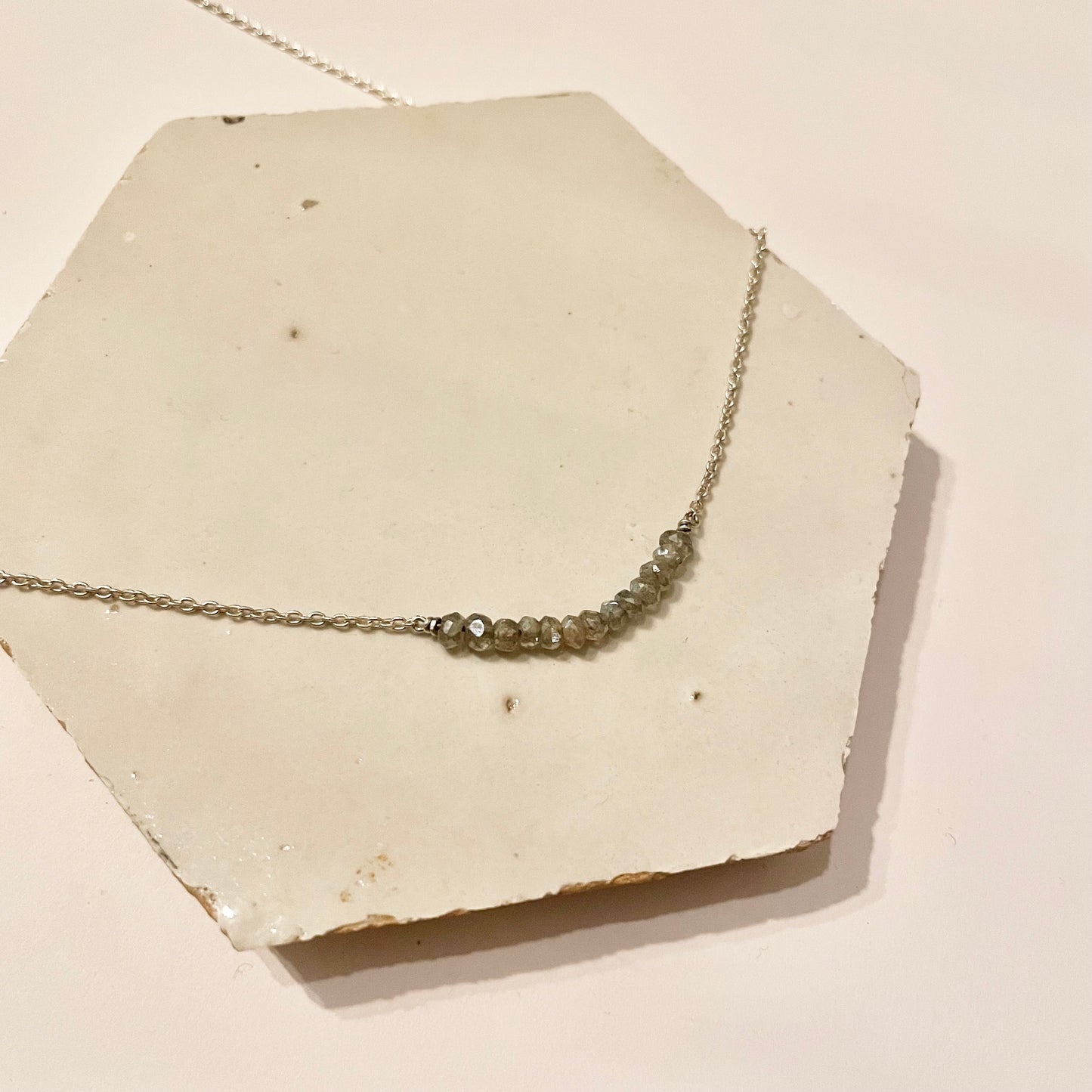 Zilveren collier met witgrijze labradoriet