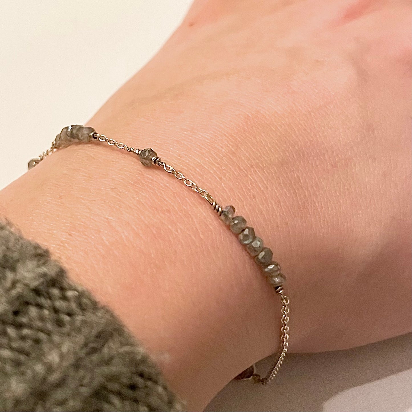 Zilveren armband met ruwe labradoriet steentjes
