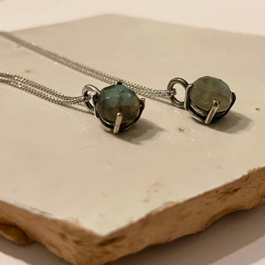 Zilveren hanger met labradoriet