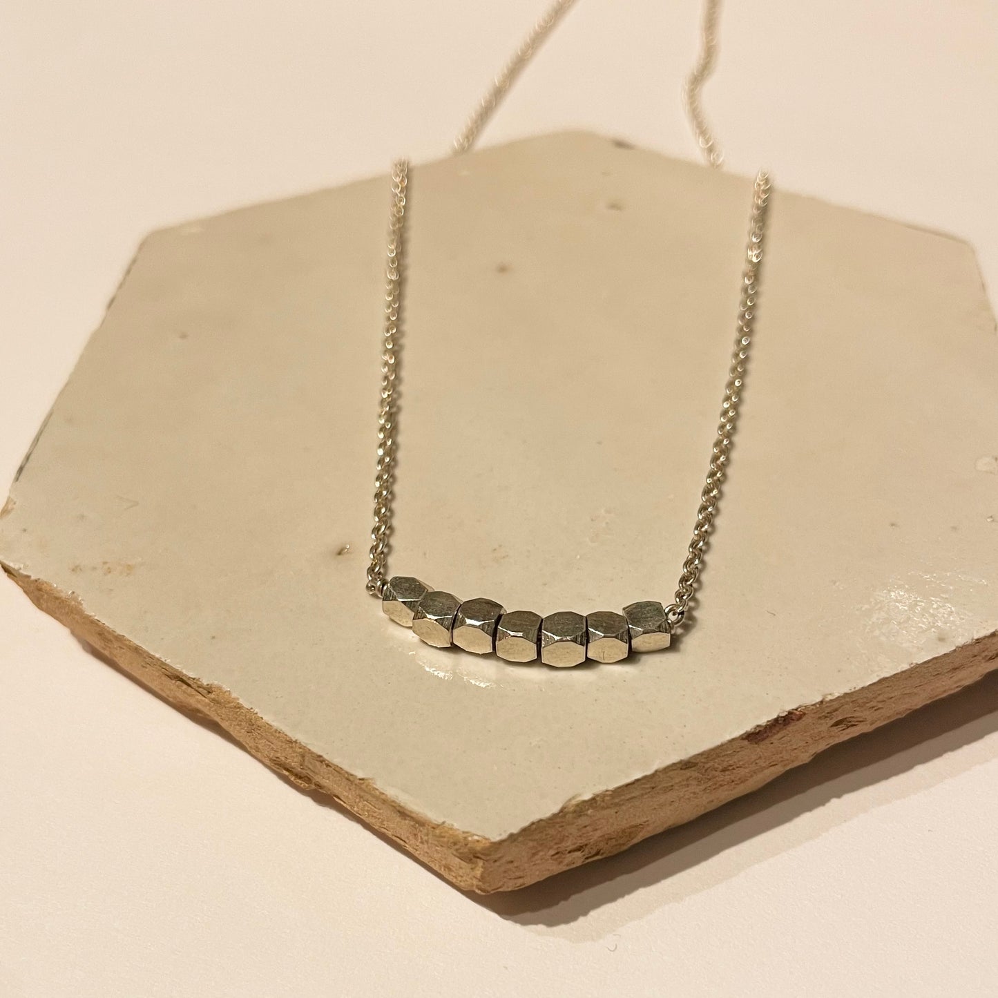 Zilveren collier met 7 facetjes