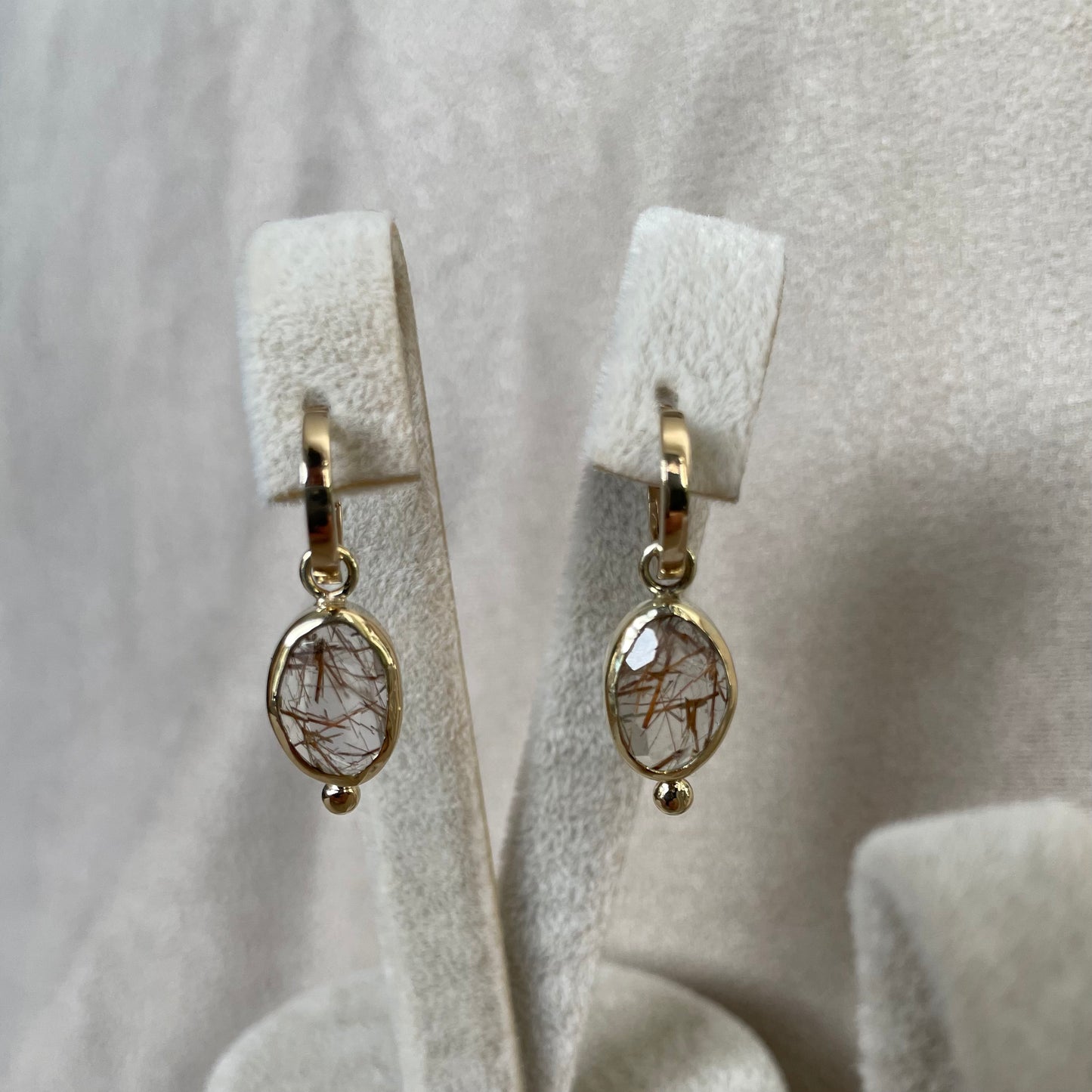 Gouden oorknoppen met goud rutiel kwarts
