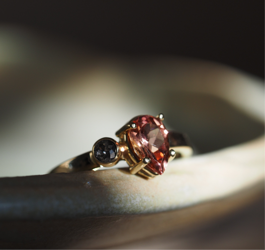 Gouden ring met rose druppel toermalijn & zout & peper diamant