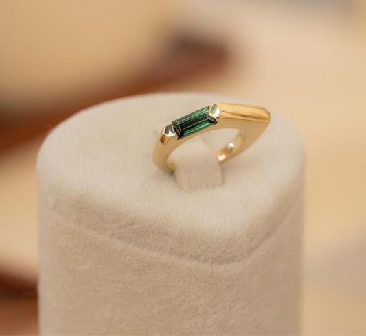 Gouden ring met een groene toermalijn