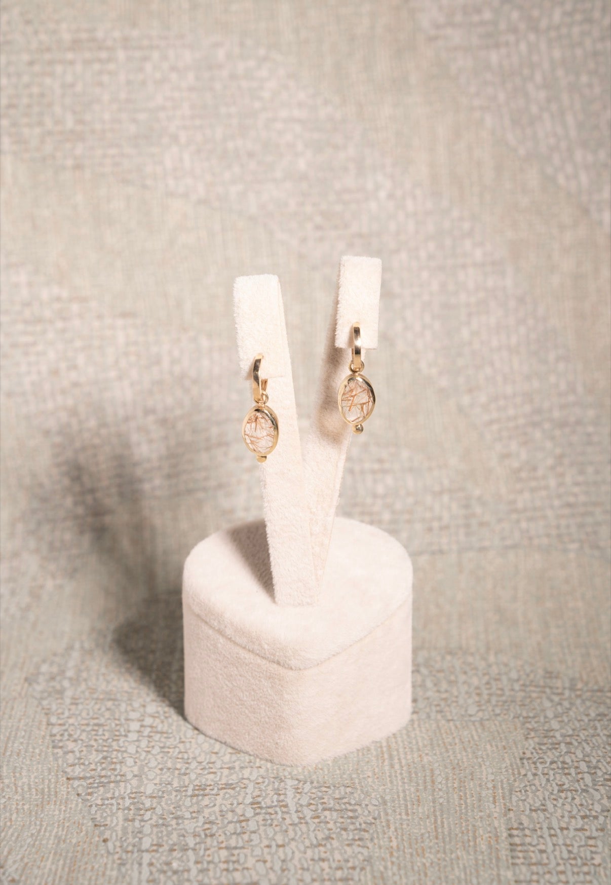 Gouden oorknoppen met goud rutiel kwarts