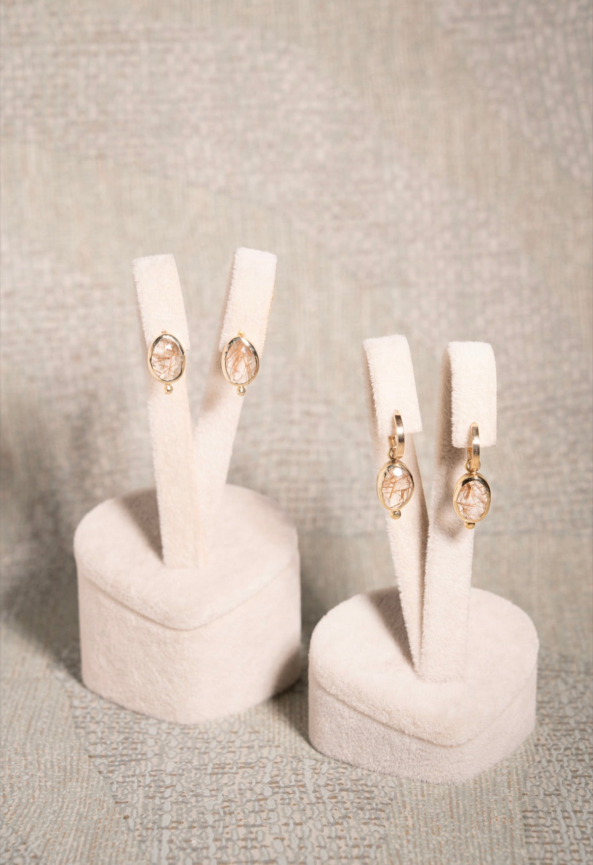 Gouden oorknoppen met goud rutiel kwarts