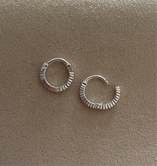 Zilveren oorbellen ribbels