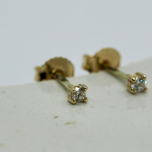 Gouden oorknoppen met diamant