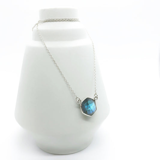 Zilveren collier met labradoriet