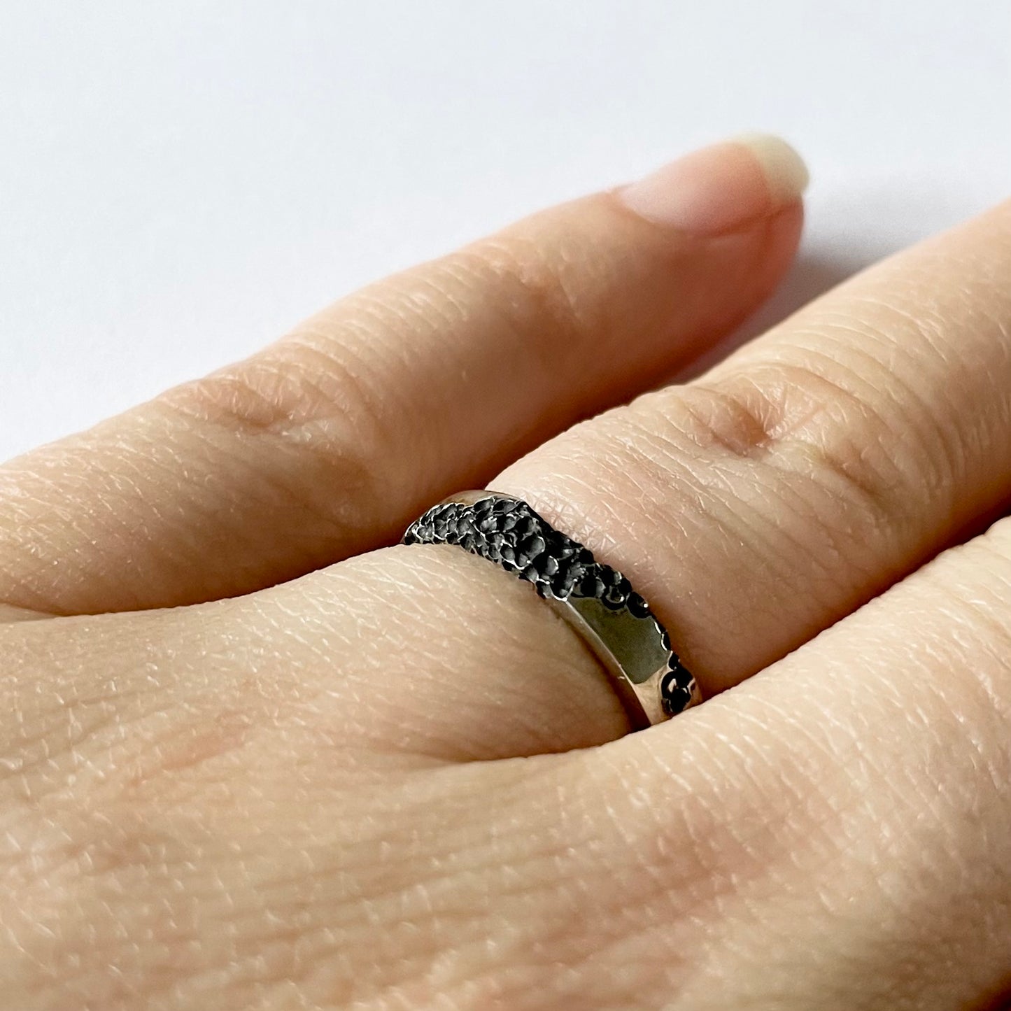 Zilveren ring organic stripe