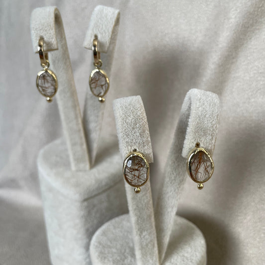 Gouden oorknoppen met goud rutiel kwarts