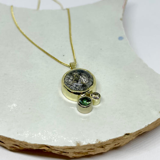 Gouden hangertje met edelsteentjes