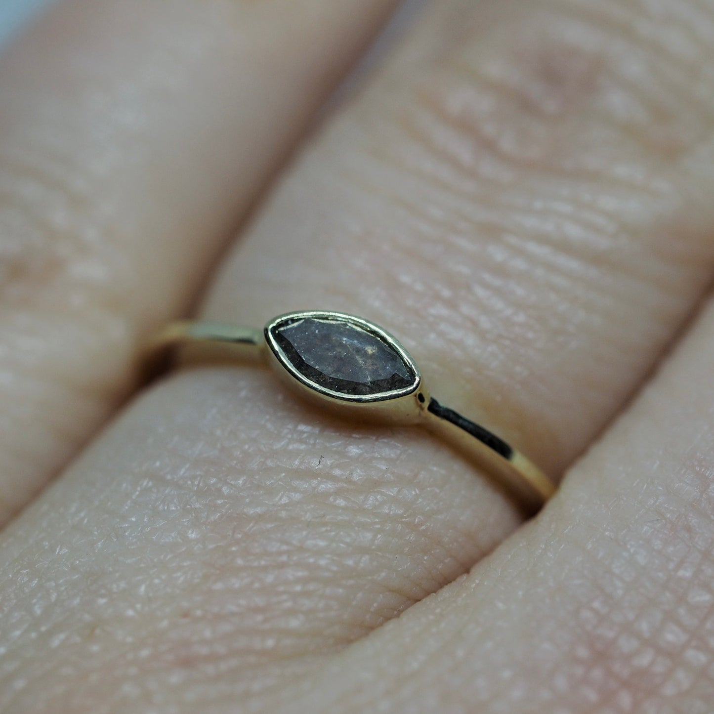 Gouden ring met zout en peper diamant