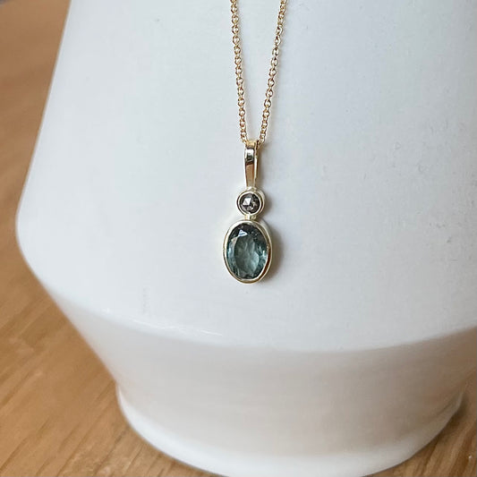 Gouden hangertje met diamant en toermalijn.