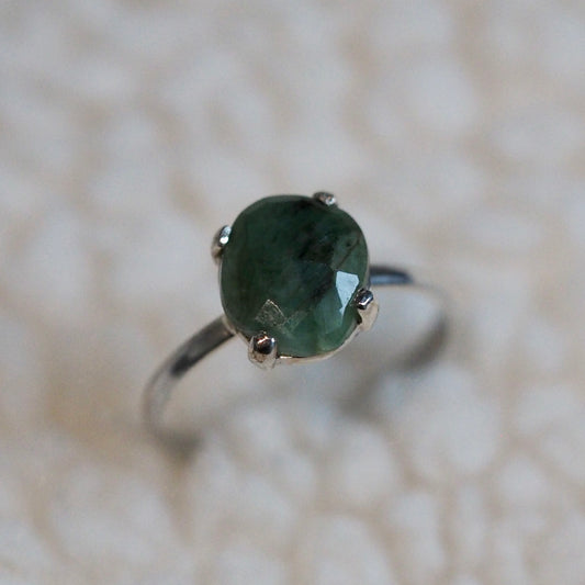 Zilveren ring met rosecut smaragd