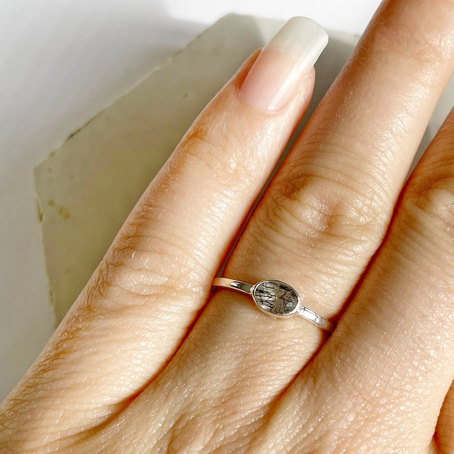 Zilveren ring met ovale zwarte rutielquartz