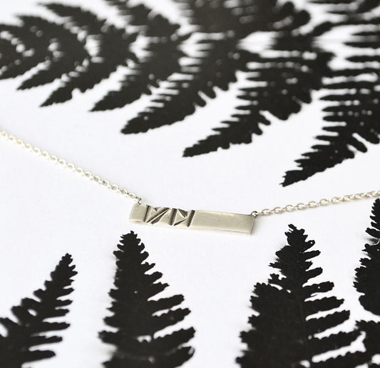 Zilveren collier geometric stripe