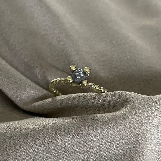 Gouden ring met bolletjes en donker grijze ruwe diamant