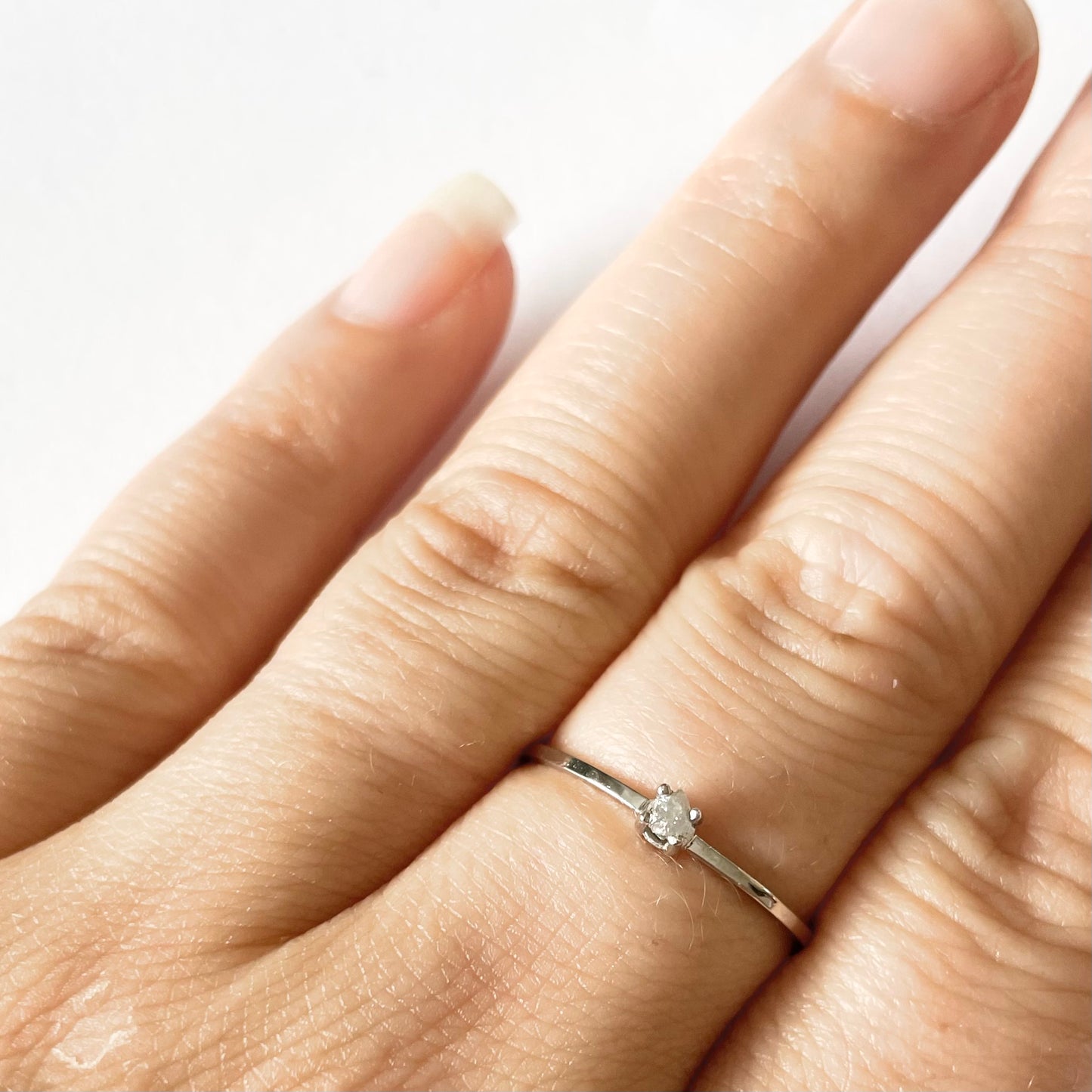 Gouden ring met grijze ruwe diamant