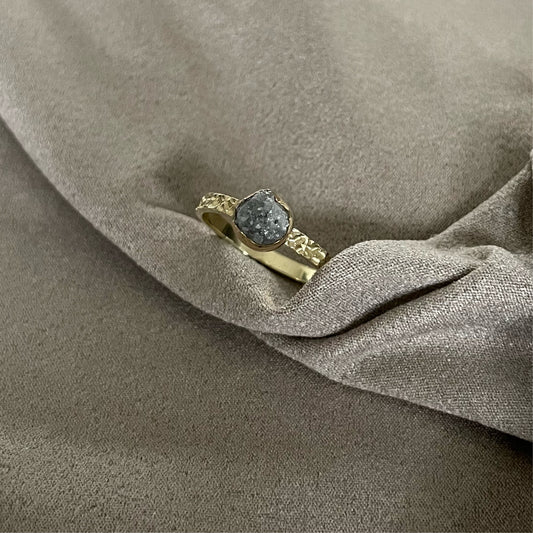 Gouden ring met ruwe diamant