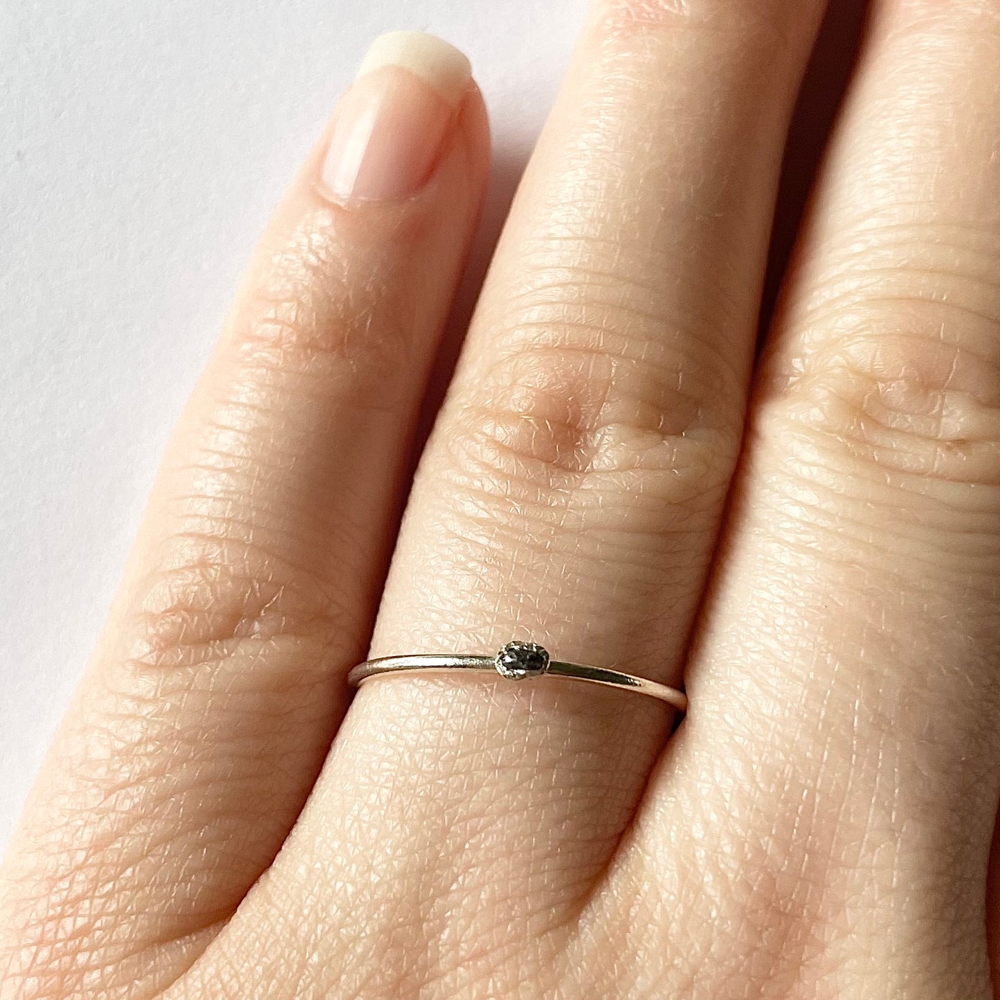 Zilveren ring met klein zwart ruw diamantje