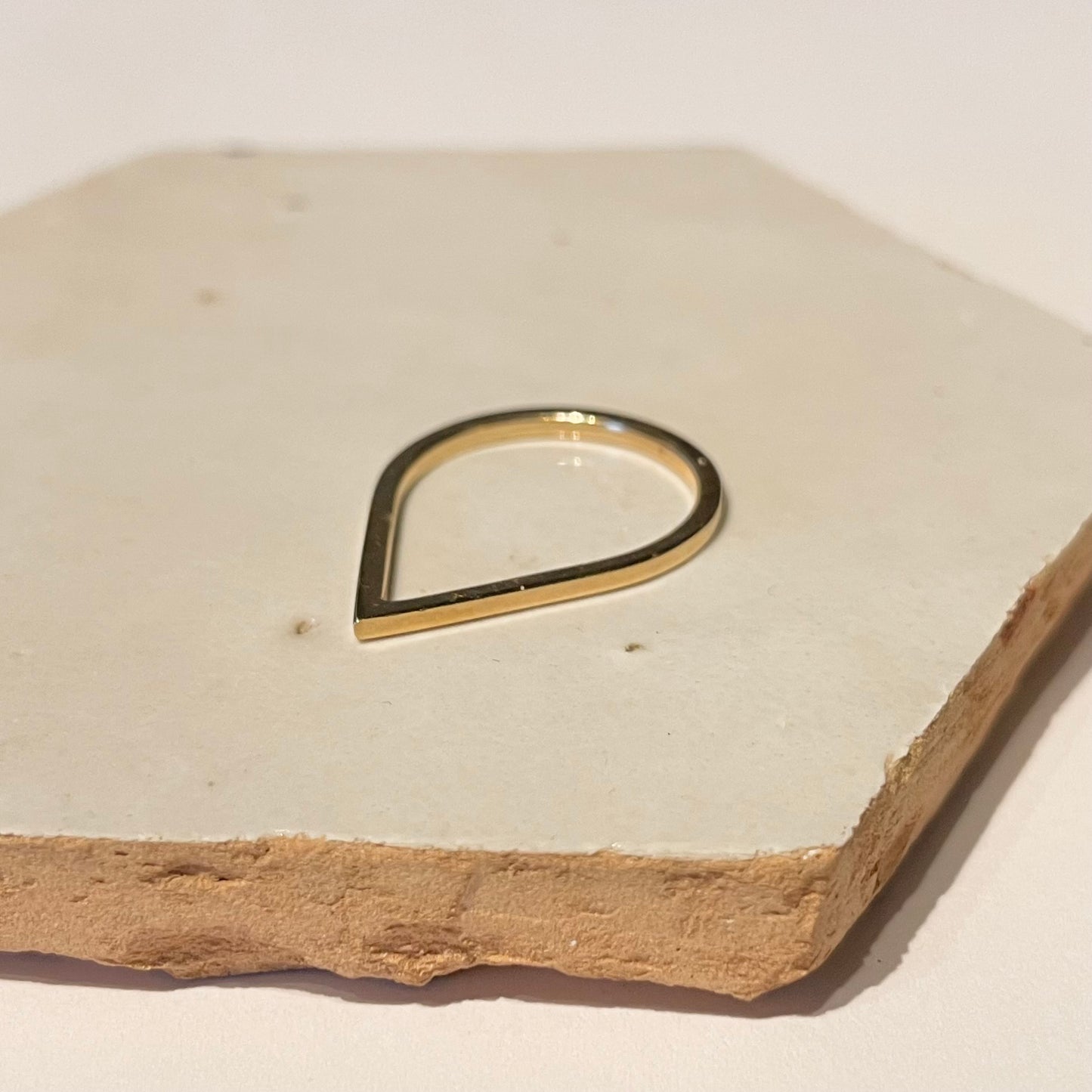 Gouden ring druppel vorm