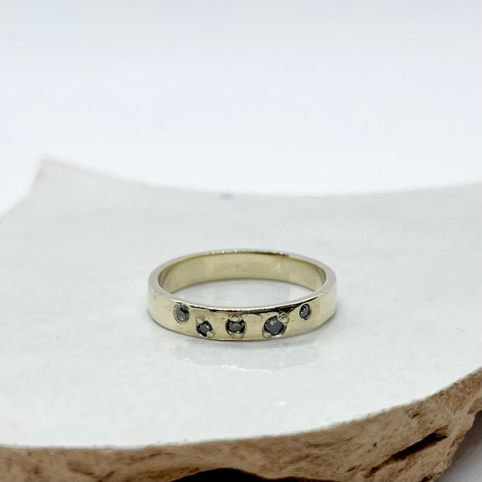 Gouden ring met salt & peper diamantjes