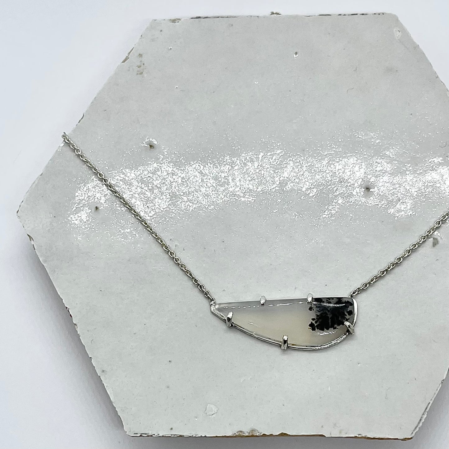 Zilveren collier met dendritic quartz