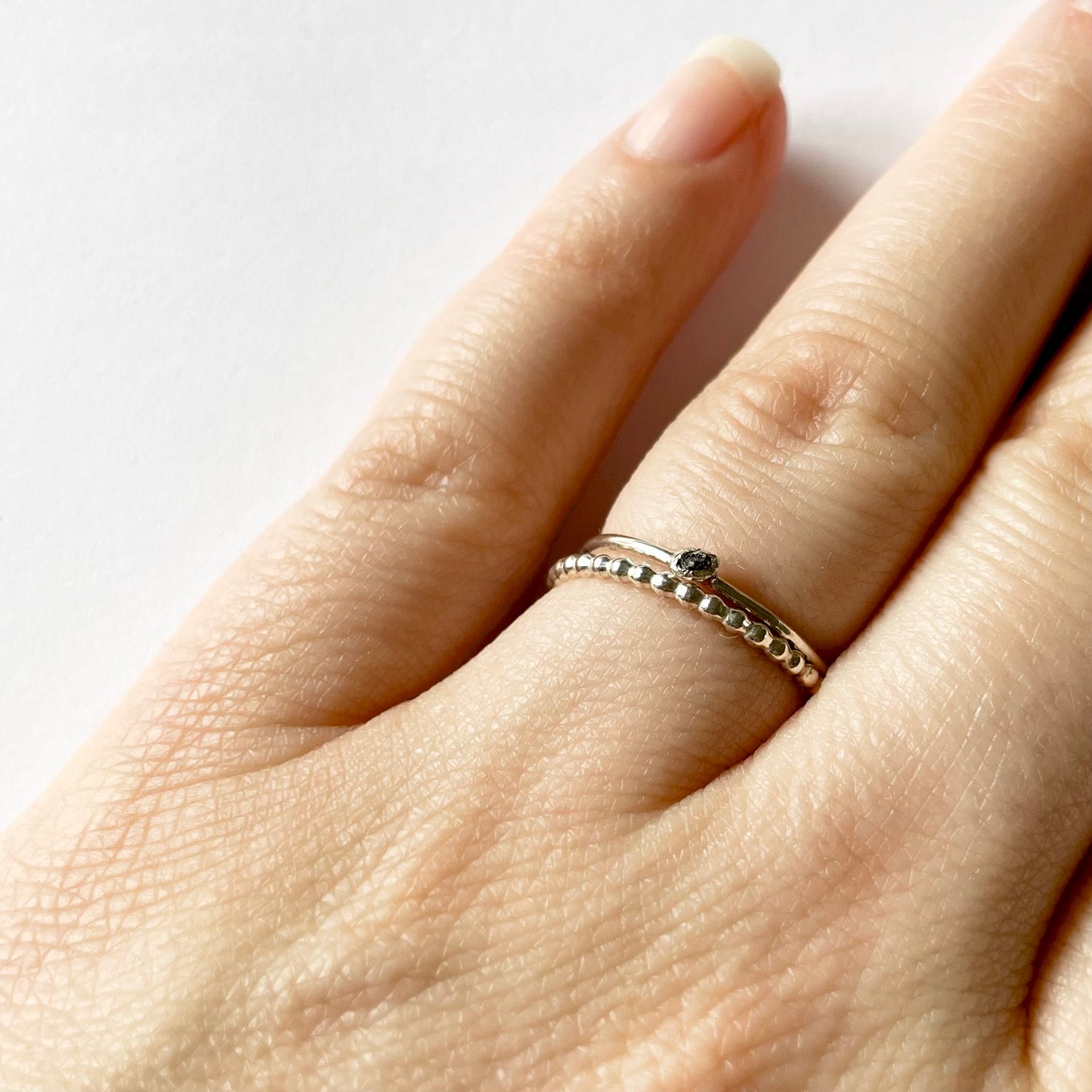 Zilveren ring met klein zwart ruw diamantje