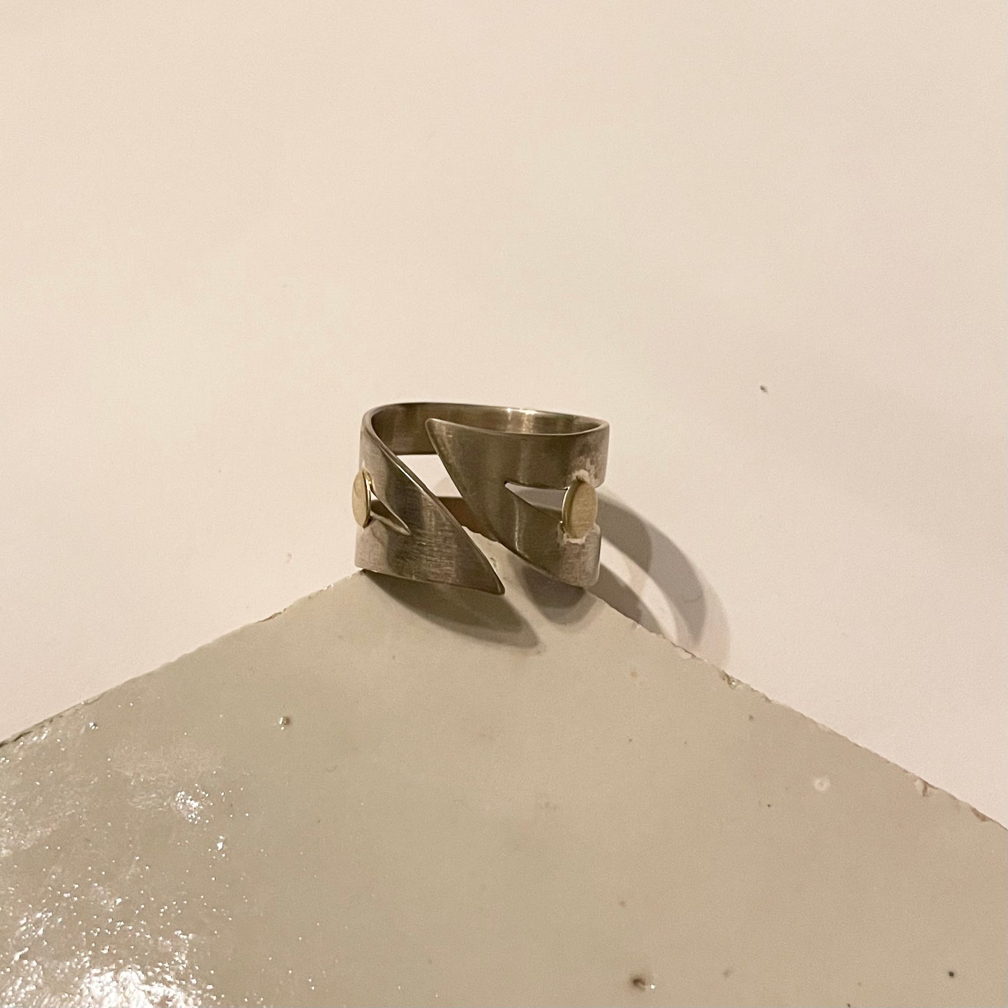 Zilveren ring met gouden details