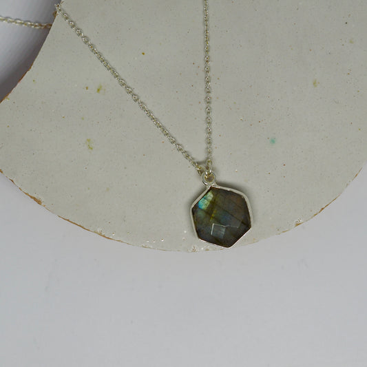 Zilveren collier met labradoriet hanger