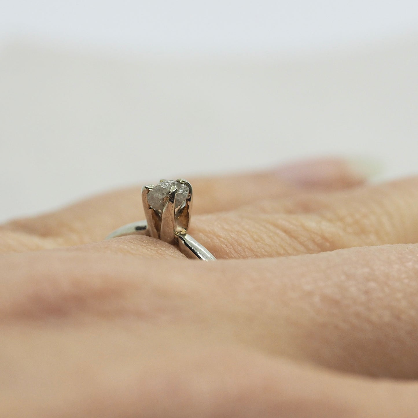 Zilveren ring met grijze ruwe diamant