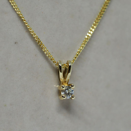 Gouden hangertje met diamant