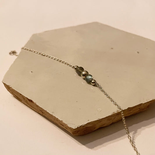 Zilveren armband met zilveren bolletjes & labradoriet