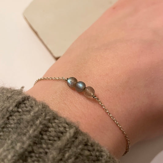 Zilveren armband met labradoriet bolletjes