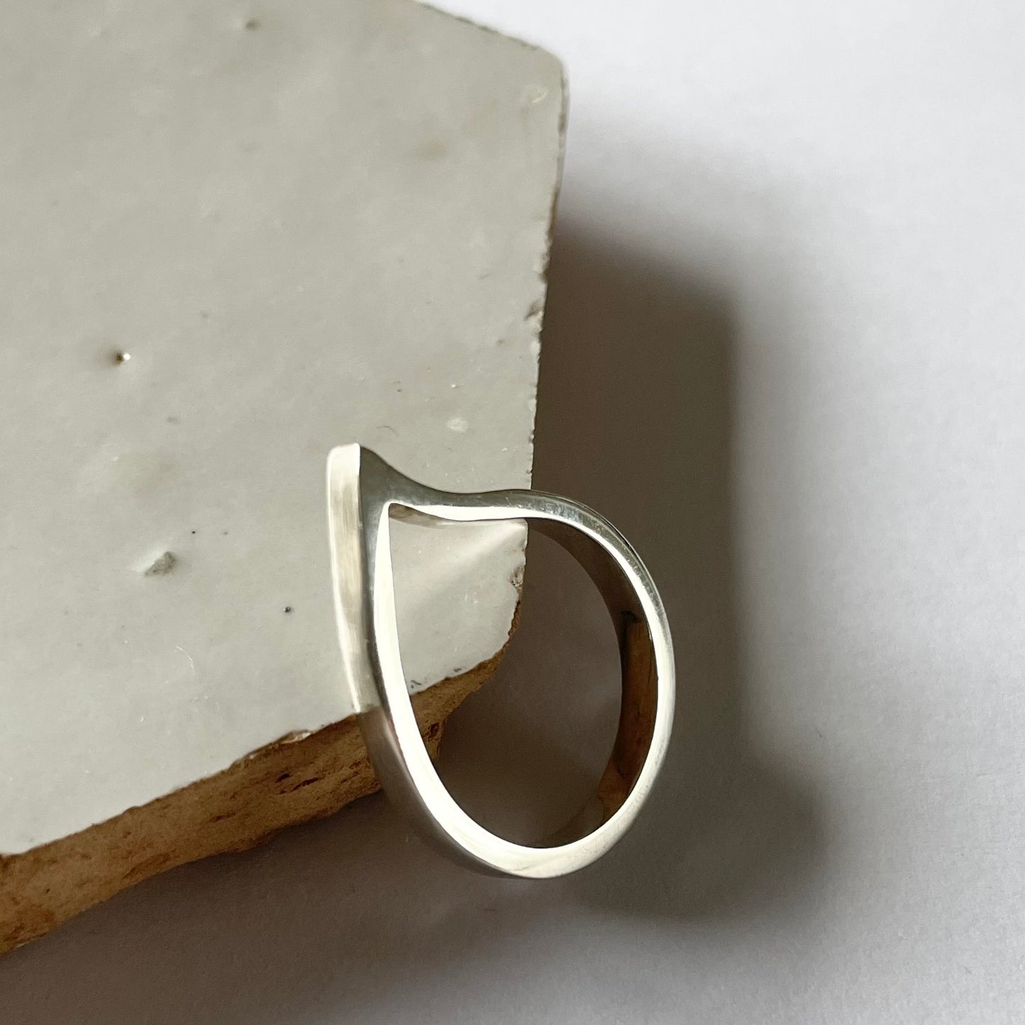Zilveren ring met gebogen druppelvorm