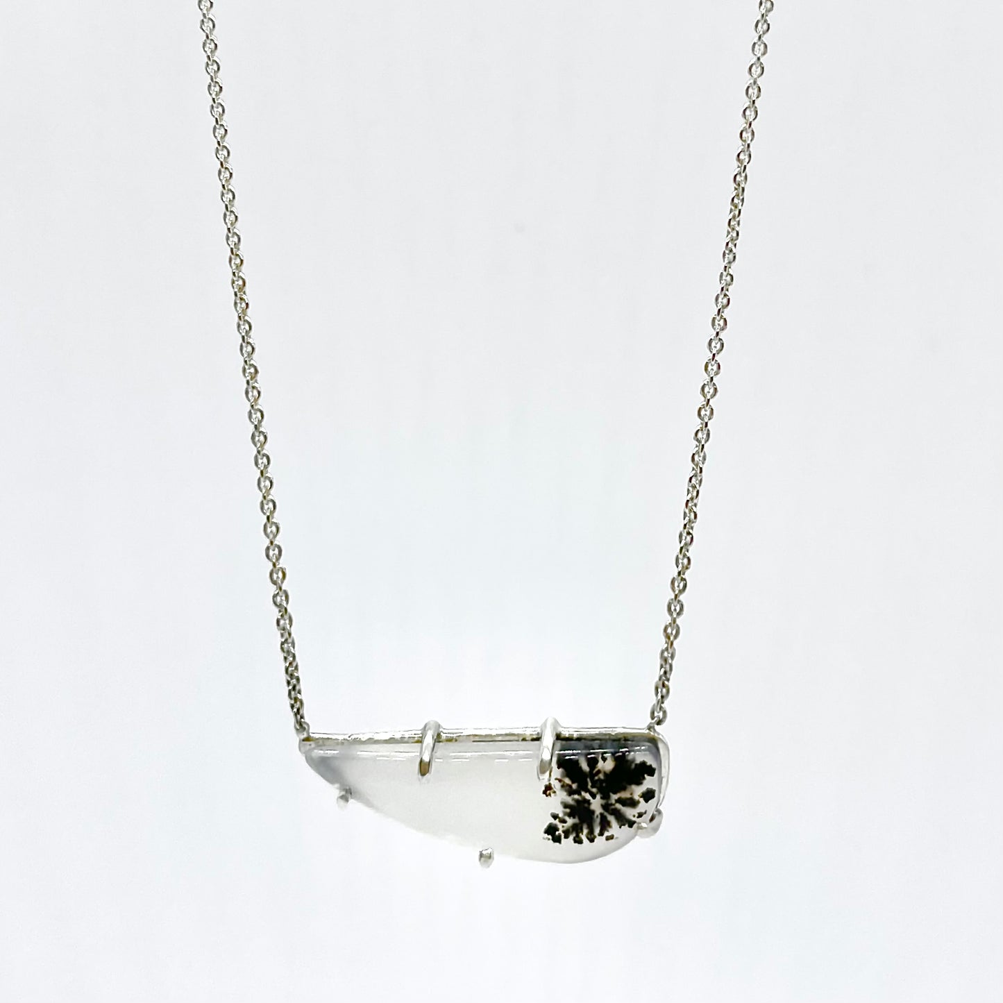 Zilveren collier met dendritic quartz