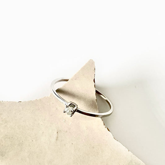 Gouden ring met grijze ruwe diamant