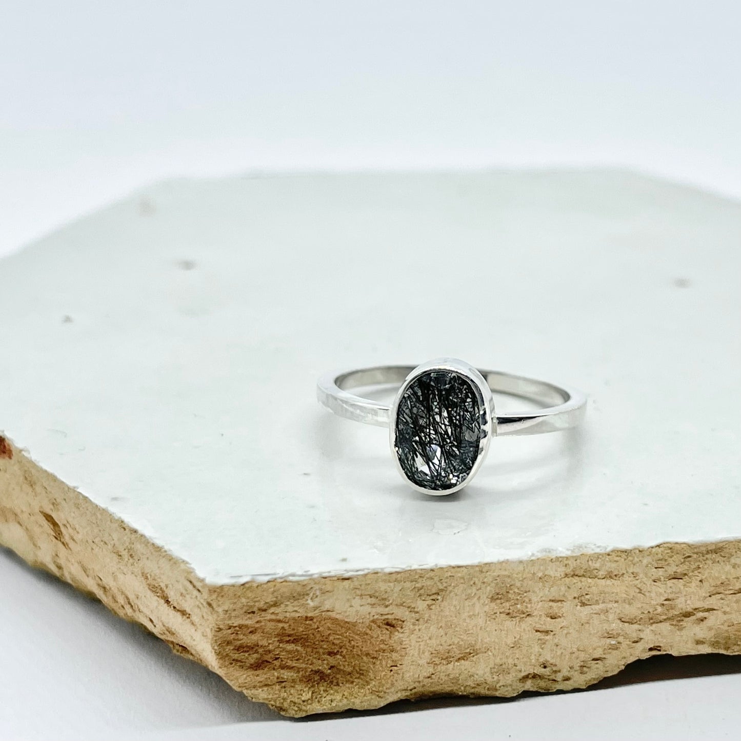 Zilveren ring met zwarte rutielquartz