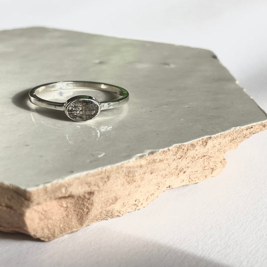 Zilveren ring met ovale zwarte rutielquartz