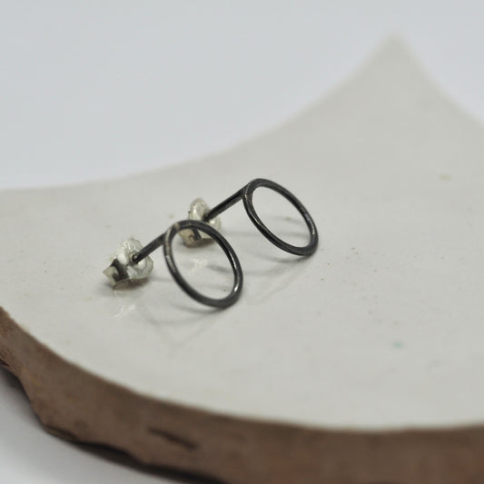 Zilveren oorbellen gezwarte open rondjes