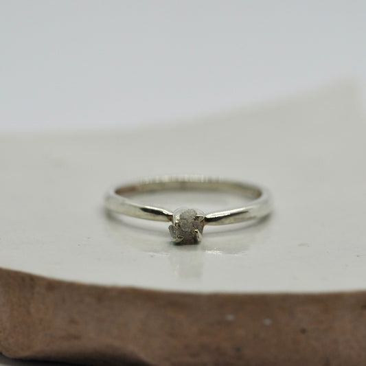 Zilveren ring met grijze ruwe diamant